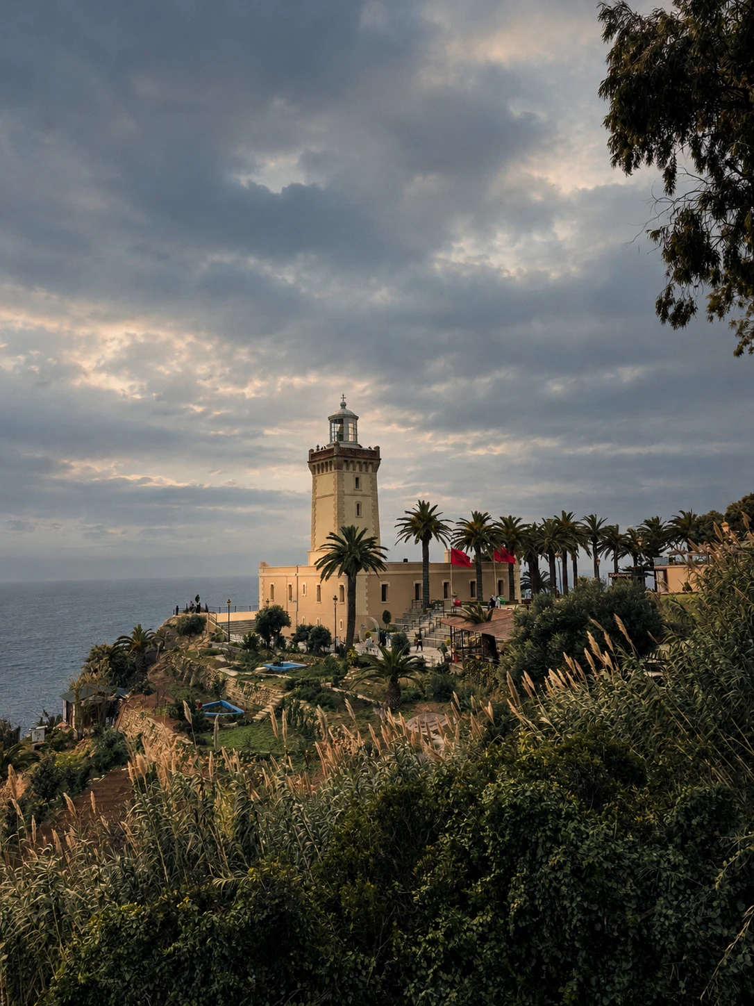 Okyanus Kıyısında Deniz Feneri